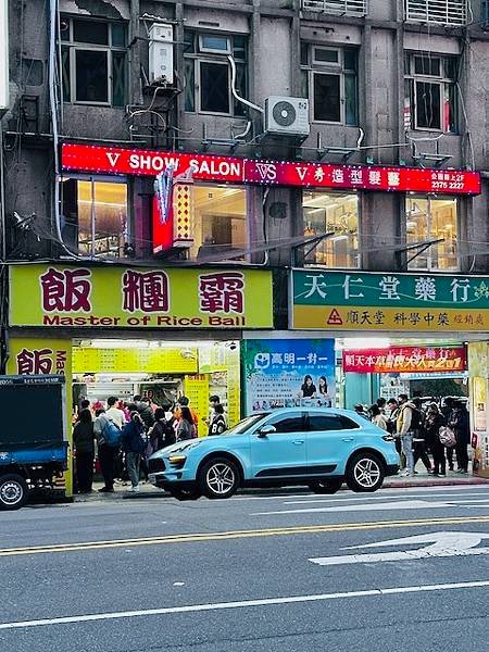 七個韓國咩睜大眼睛看著我吃的儀式~~劉山東小吃店，飯團霸