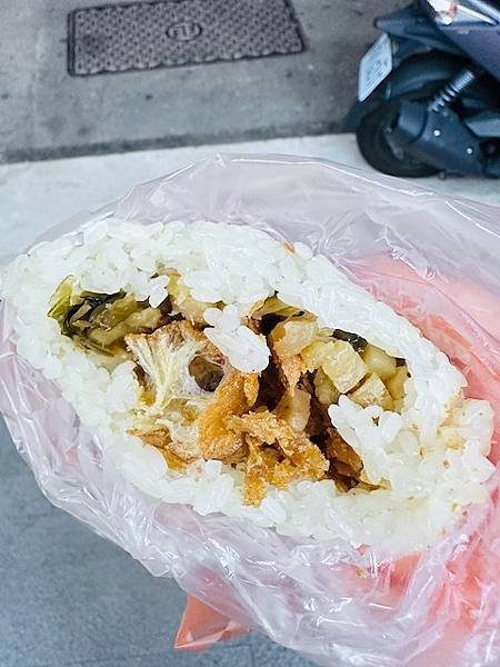 七個韓國咩睜大眼睛看著我吃的儀式~~劉山東小吃店，飯團霸