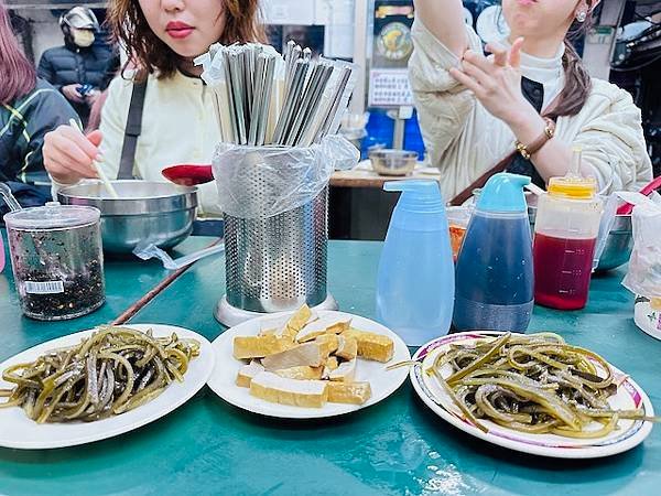 七個韓國咩睜大眼睛看著我吃的儀式~~劉山東小吃店，飯團霸