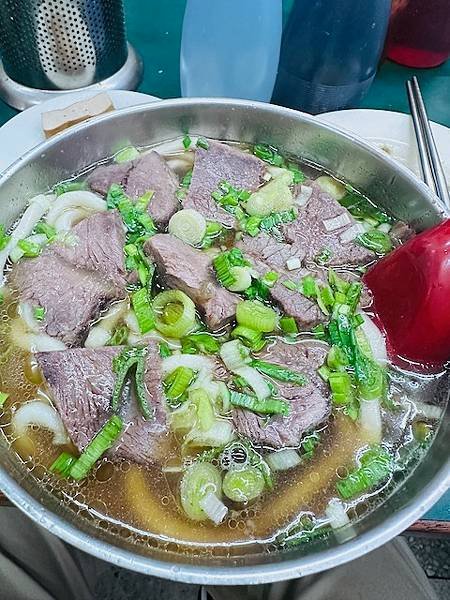 七個韓國咩睜大眼睛看著我吃的儀式~~劉山東小吃店，飯團霸