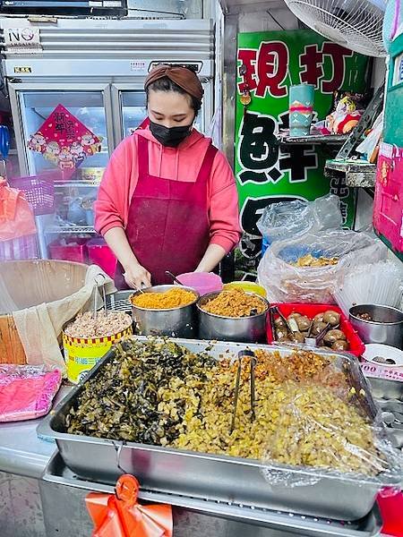 七個韓國咩睜大眼睛看著我吃的儀式~~劉山東小吃店，飯團霸