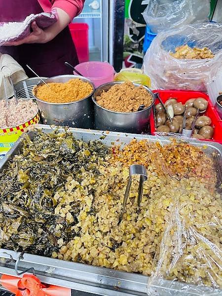 七個韓國咩睜大眼睛看著我吃的儀式~~劉山東小吃店，飯團霸