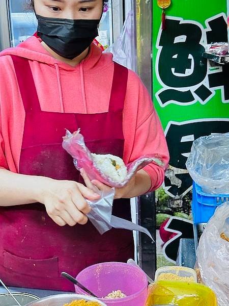 七個韓國咩睜大眼睛看著我吃的儀式~~劉山東小吃店，飯團霸