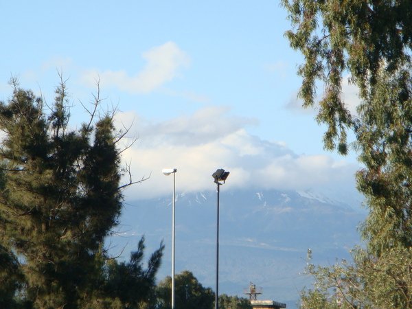 被雲擋住的是西西里第一高峰活火山Etna