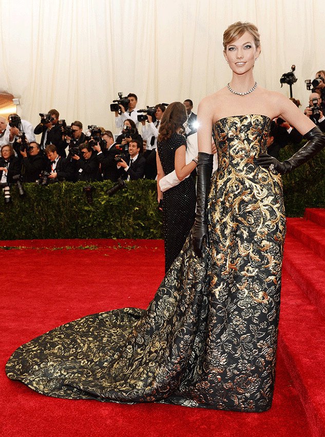 Karlie Kloss in Oscar de la Renta.jpg