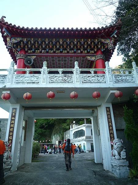 象神縱走--爬山.訪廟.遊鬧街.