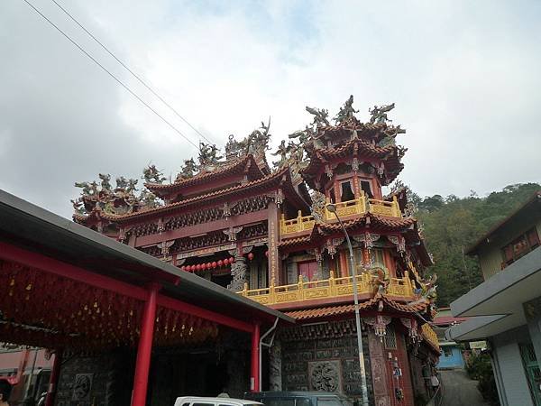象神縱走--爬山.訪廟.遊鬧街.