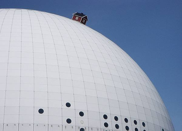 1024px-Globen_stuga_2009b