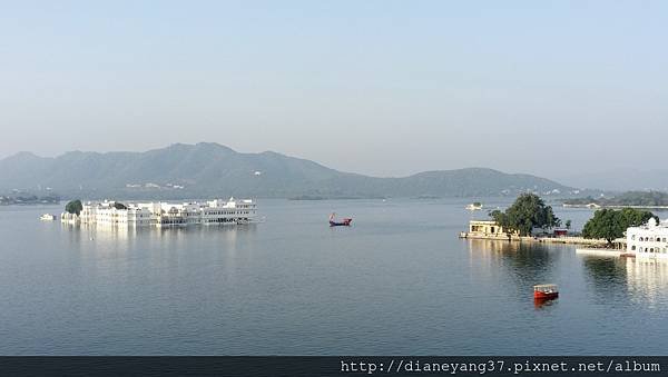 烏岱普爾--皮丘拉湖(Lake Pichola)，1362年建造的人工湖。就是這一片明鏡般的湖水，讓這城市從此有了&quot;City of Lake&quot;的稱號。白色建築物是此湖中最知名的焦點「水之宮殿」--辛格二世在位時的1743~1746年間、以白色大理石打造而成，現在是擁有83間套房、超豪華的高檔飯店。