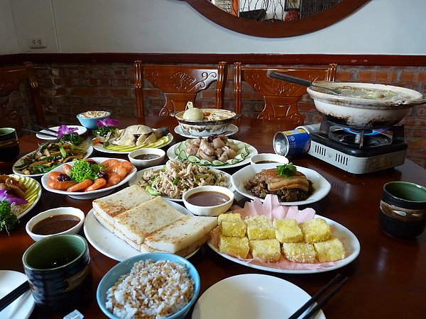 餐前滿滿一桌