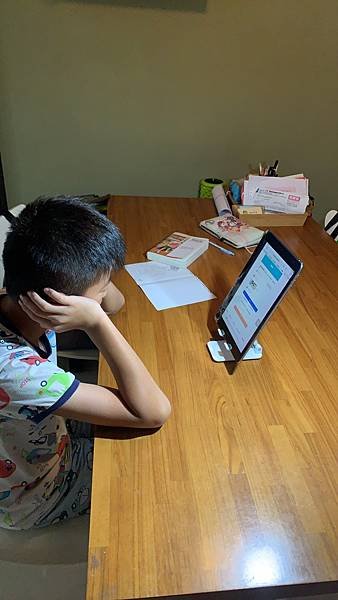 母子倆在家線上會議及上課