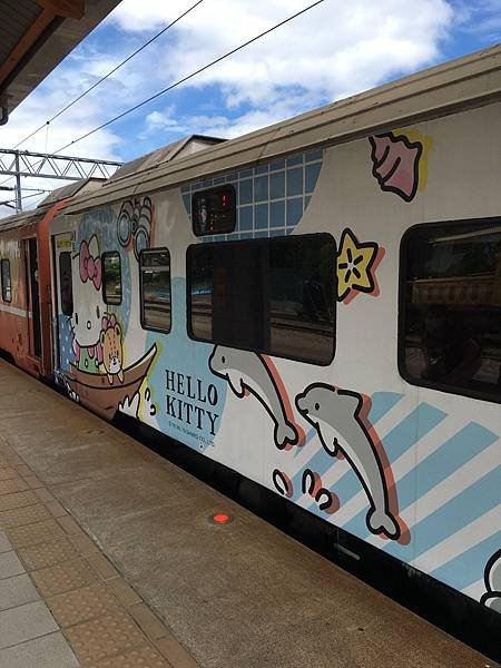 train hello kitty.jpg