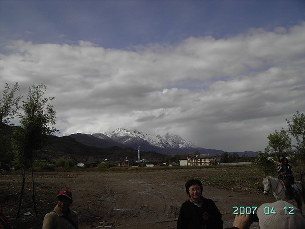 200704121700-由束河古鎮遠眺玉龍雪山.JPG