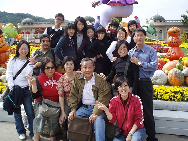 三家八口外帶路人甲.jpg