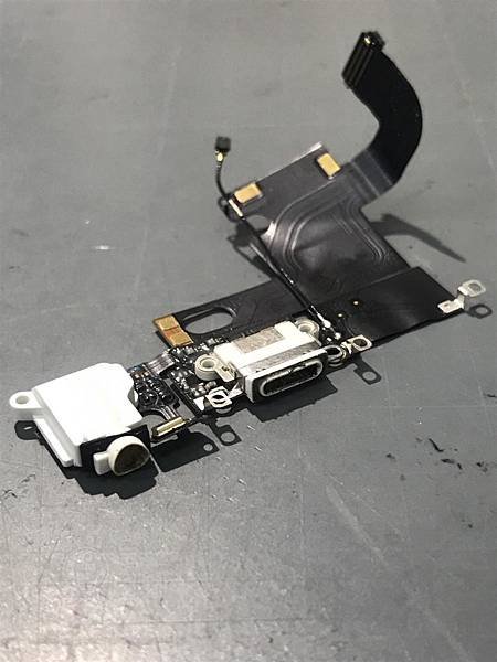 IPHONE 6充電孔鬆脫.jpg