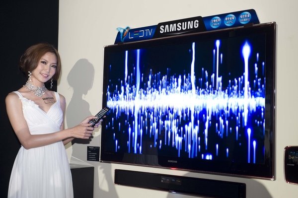 Samsung LED TV 的設計理念為 Crystal Design, 有著澄澈通透的水晶邊框,工藝設計品味十足.JPG