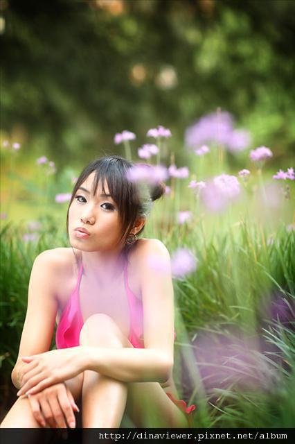 穿比基尼為什麼要跑到花叢裡.jpg