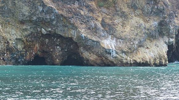 龜山島之旅, 龜山八景, 眼鏡洞