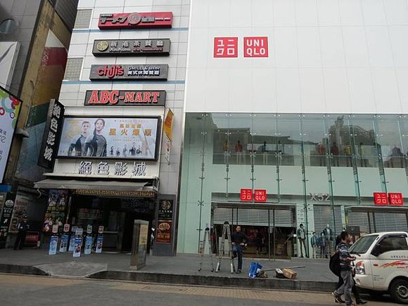 萬國大樓, 西門町UNIQLO.絕色影城