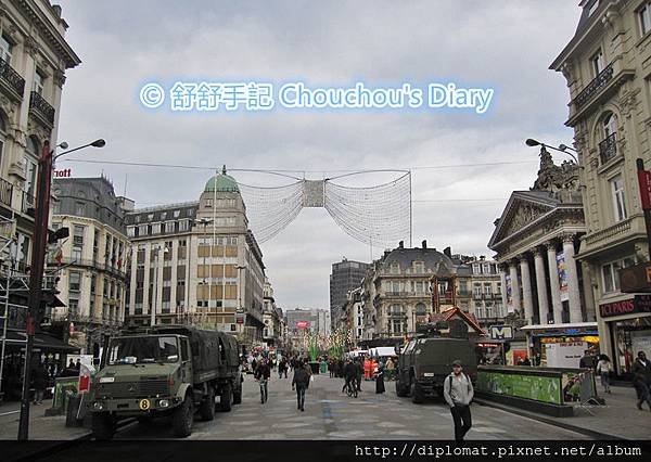 軍用裝甲車駐守布魯塞爾市中心人潮聚集點