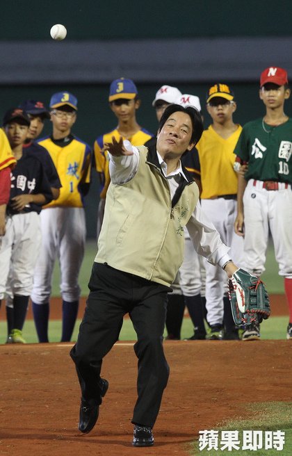 台南市長賴清德開球。游智勝攝