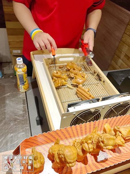 娜莎家的斜槓育兒研究室_旅遊踏青_中正紀念堂美食》紅玉滿赤心雞蛋糕~先人、神獸造型雞蛋糕~紅玉滿赤心雞蛋糕,雞蛋糕,中正紀念堂,甜點,點心,兩廳院,國家音樂廳,自由廣場,捷運站,國家戲劇院,中正紀念堂美食,紅玉滿,造型雞蛋糕,特色雞蛋糕,中正紀念堂點心,中正紀念堂甜點,國家音樂廳美食,中正區美食,捷運站美食,捷運雞蛋糕09.jpg