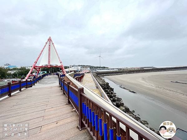 娜莎家的斜槓育兒研究室_旅遊踏青_漁港海鮮旅遊》龍鳳漁港-兩隻魷魚~海邊玩水、挖沙、新鮮海鮮海產燒烤~龍鳳漁港,苗栗竹南,兩隻魷魚,燒烤,龍鳳,海鮮,海邊,戲水,玩水,免費停車,挖沙,海產,螃蟹,龍蝦,旅遊,觀光,鮮魚,親子旅遊,親子海邊玩水,親子62.jpg