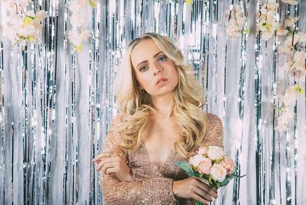 Madilyn Bailey - Are we falling in love3.jpg