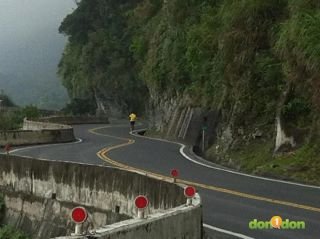 主題活動】- 「關家良一長跑環台感恩之旅」 跑環台day 3， 關家：「蘇花公路上上下下很刺激，蠻有挑戰的路線，風景很漂亮。」蘇花公路上的工人們，還會對關家熱情的加油。 清晨6點從礁溪國中出發， 冷颼颼的東海岸， 今天來了3個團體輪流接棒， 場子更熱鬧了！ 更增加團體間友誼， 也感動了關家。 起點由《四季健跑》開頭陪跑， 到了南陽大橋由《羅東慢跑》接下一棒， 到冬山農會換《蘇澳慢跑》陪跑到蘇澳車站， 本來預定蘇花公路開始就由關家自己跑， 結果蘇澳慢跑的一位海軍弟兄韋宏， 決定陪跑一段路， 但是關家他…不太怕上坡， 就把配速配到一小時10K， 好快阿！韋宏跑了6到7K， 值得讚賞!!!! 之後關家獨自跑完蘇花公路後段， 在下午3點40分順利抵達和平。