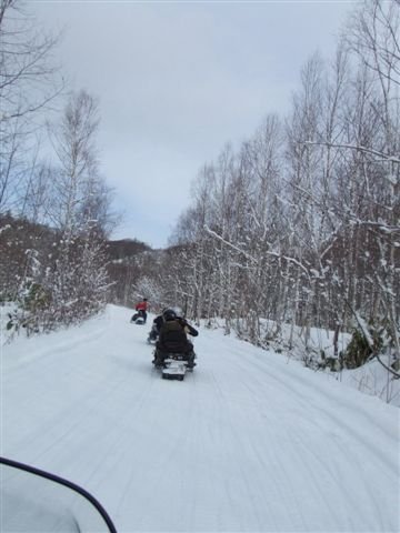 騎雪上摩托車途中