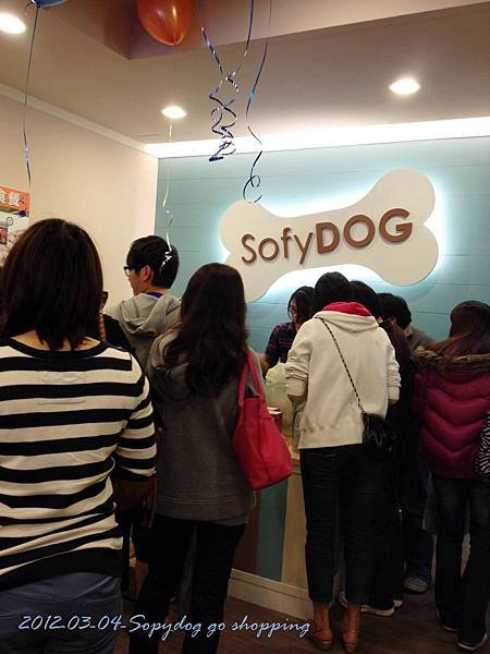 2012.03.04 Sofydog go shopping-2
