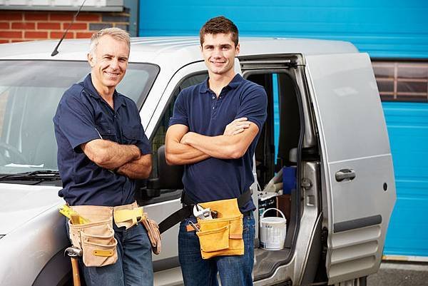 Workers-In-Family-Business-Standing-Next-To-Van-459361253_725x483.jpeg