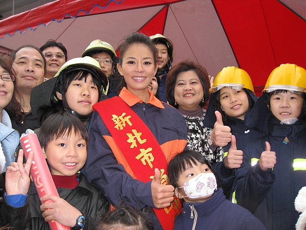 參加新北市消防安全宣導活動_美麗的新北市消防大使劉香慈與民眾合影。