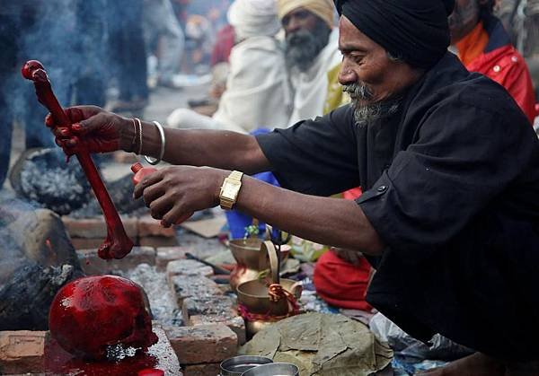 prayers-pashupatinath-premises-festival-kathmandu-shivaratri-offers_a9e09b72-fa57-11e6-ab12-d7625b180dd1.jpg