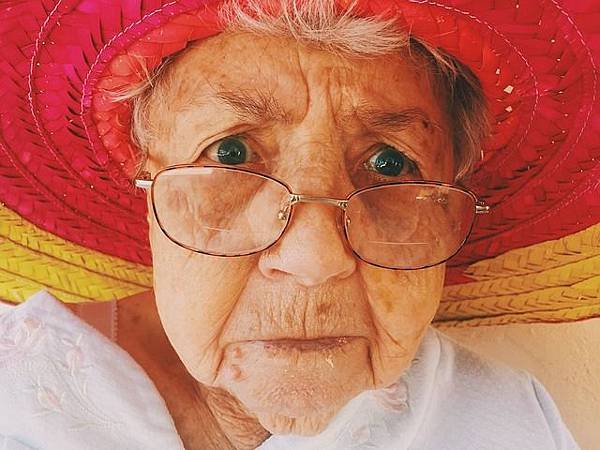 old-woman-945448_640.jpg