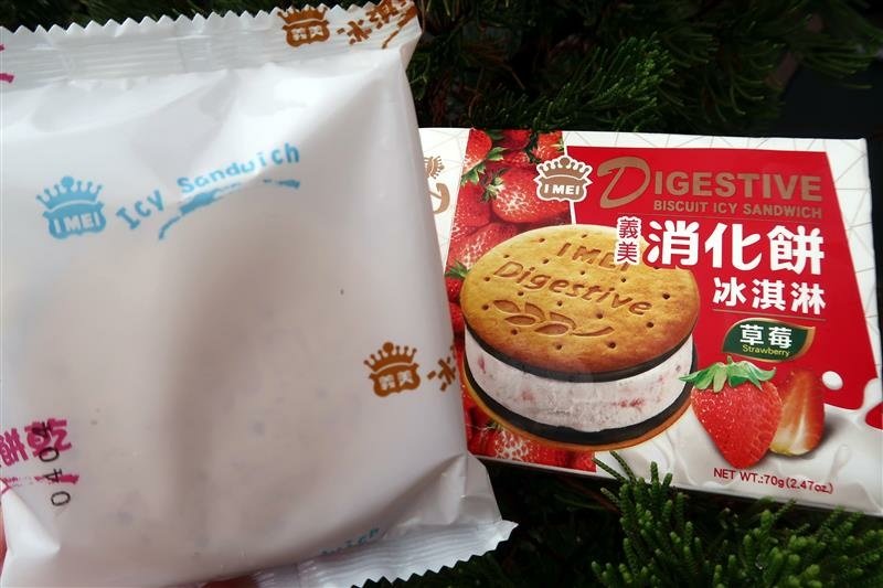 義美 消化餅冰淇淋 草莓 003.jpg