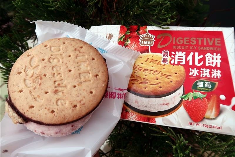 義美 消化餅冰淇淋 草莓 004.jpg