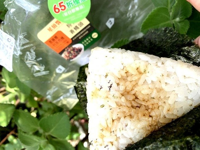 7-11 經典蒼蠅頭御飯糰 富錦樹台菜香檳 友善食光 I珍食 三角飯糰  005.jpg