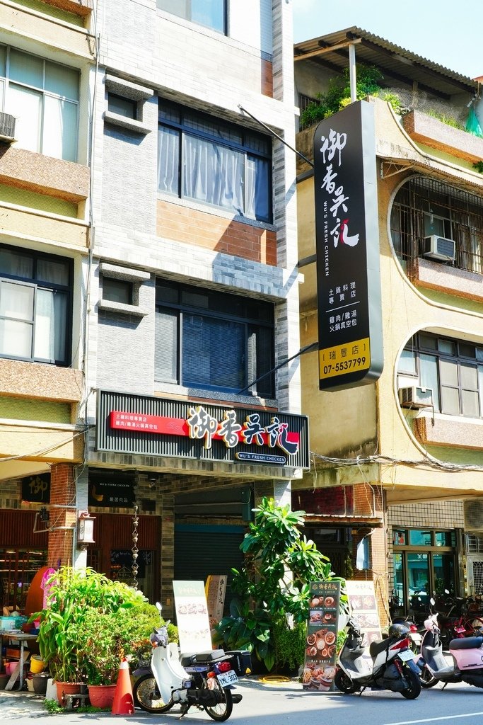 裡面全是公仔？高雄最豪華 50年老店煙燻雞肉專賣店 每天堅持