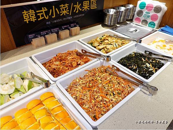 韓式小菜與水果-阿豬媽韓式烤肉吃到飽新店捷運站店.jpg