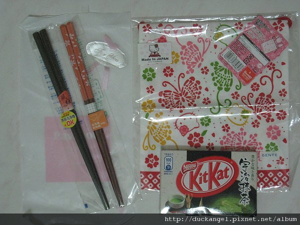 兩雙筷子。宇治抺茶巧克力。跟超可愛Hello kitty束口袋。
