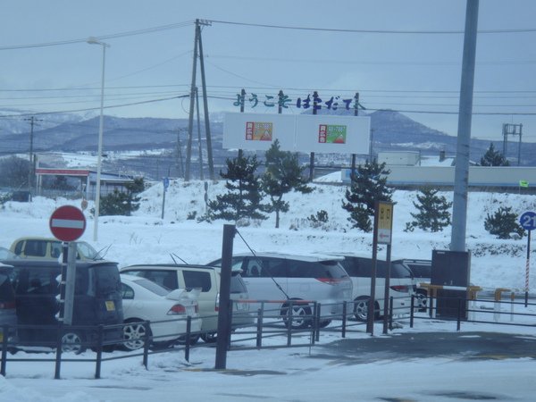 透過遊覽車車窗的景色