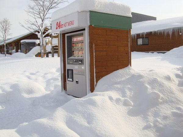 被雪淹沒的販賣機