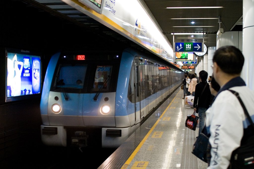 Nanjing_Metro_Arriving.jpg