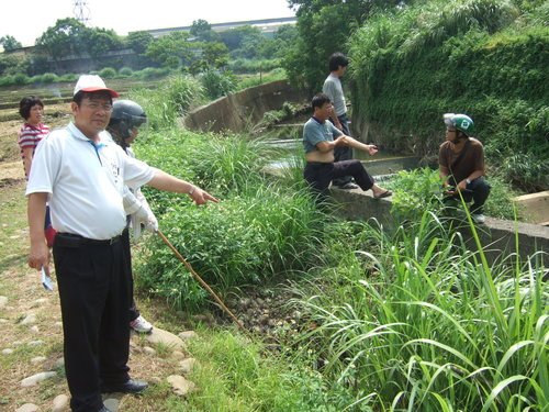 老街溪護堤掏空.jpg