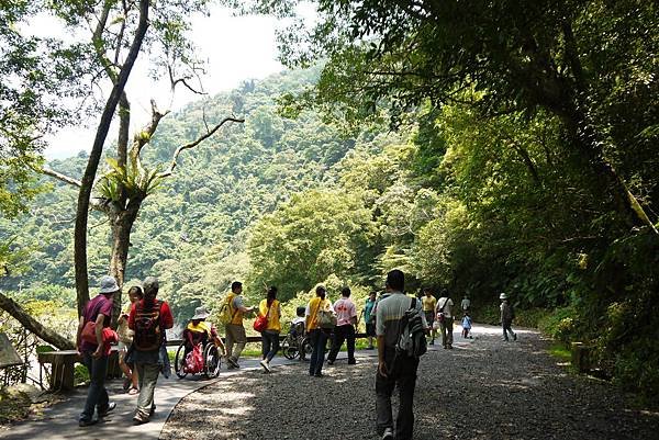 事實上，內洞的無障礙步道興建之後，遊客都比較喜歡走無障礙步道。