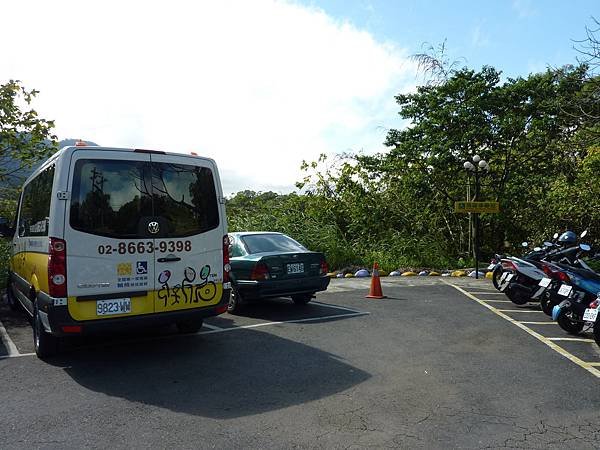 P1060616大溪花海入口一進來是一個小型的無障礙停車場(愛心車位)，就在餐廳旁邊.JPG