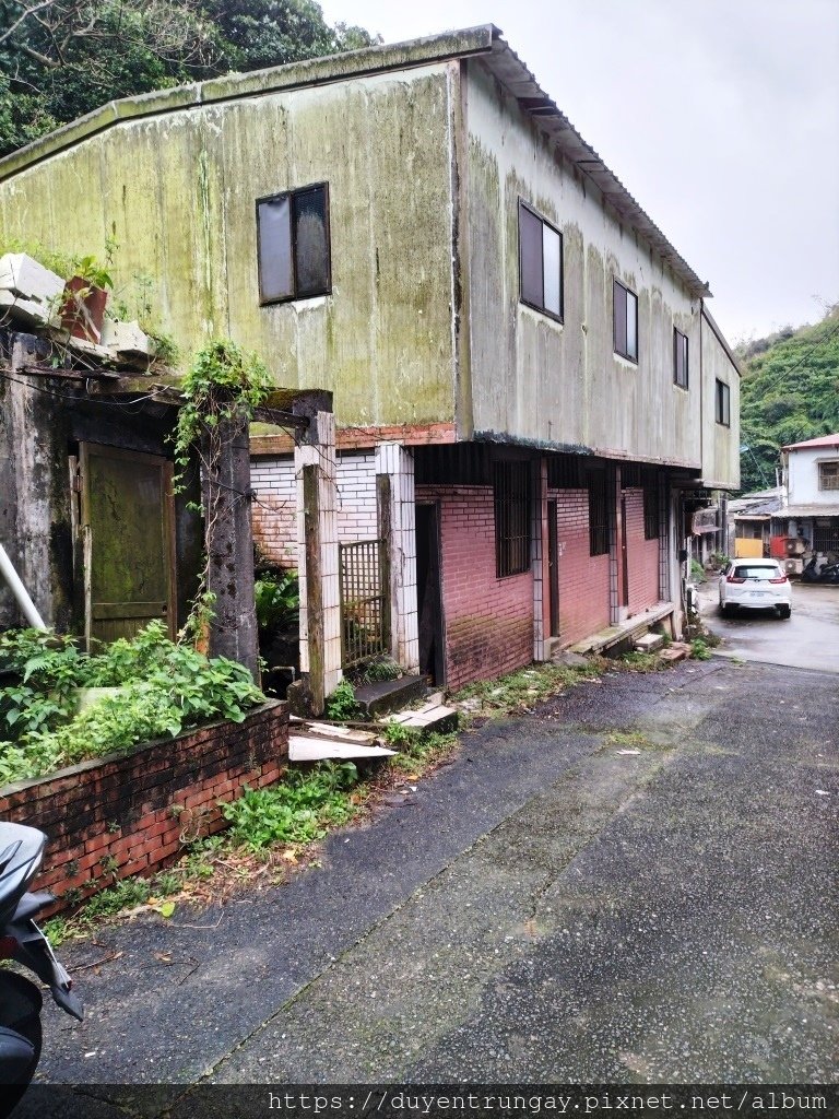 和平島海鮮街旁~權利屋已隔7間套房~使用65坪~車到門口~適