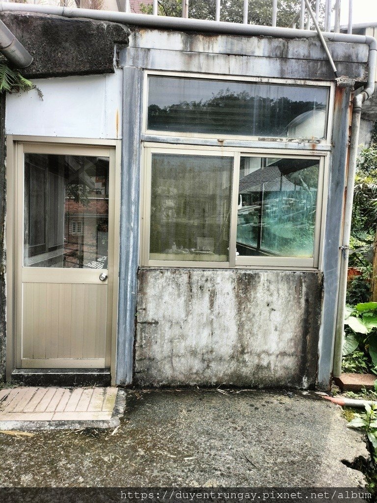 超值便宜法拍權利屋案件~基隆信義區~市立游泳池旁1~2樓透天