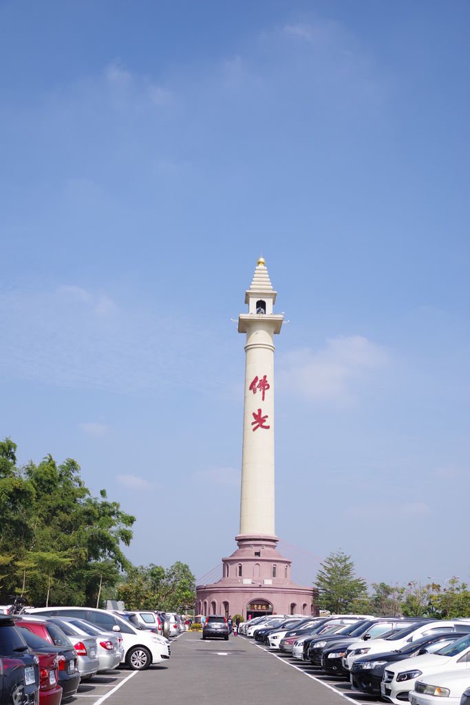 10001.JPG01  在佛陀紀念館前，於台29線上的「佛光」柱，下方為問道堂。這是除了兩座大佛外，佛光山最明顯的指標！而停車場就在問道堂旁。